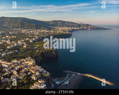 Atemberaubender Sommerblick von der fliegenden Drohne von Meta, Comune in der Metropolitan City von Neapel, Region Kampanien, Italien, Europa. Wundervolle Meereslandschaft der Medite Stockfoto