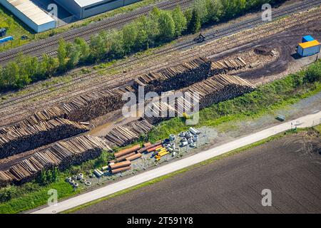 Luftaufnahme, Sägewerk Hüster, Holzladestelle an der Bahnstrecke im Ruhrtal, Wennemen, Meschede, Sauerland, Nordrhein-Westfalen, Deutschland, Rai Stockfoto