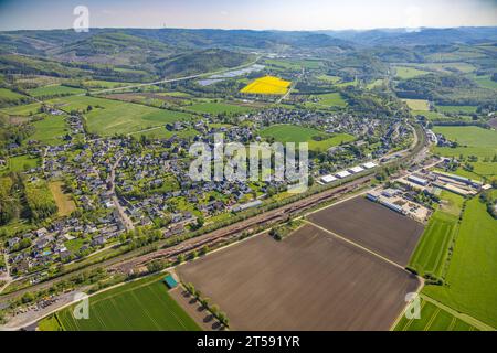 Luftaufnahme, Sägewerk Hüster, Holzverladestelle auf der Eisenbahnlinie im Ruhrtal, Neubau 4 Häuser Südstraße, Wennemen, Meschede, Sauerland, Stockfoto