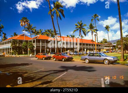 Lahaina, Maui, Hawaii, 2. Juni 1986 - Old Slide of the Pioneer Inn, mit dem Red Roof im Hafen von Lahaina, an einem wunderschönen sonnigen Sommertag Stockfoto