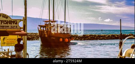 Lahaina, Maui, Hawaii, 2. Juni 1986 - Alte Hafenrutsche und Fischerhafen im Hafen von Lahaina, an einem wunderschönen sonnigen Sommertag Stockfoto