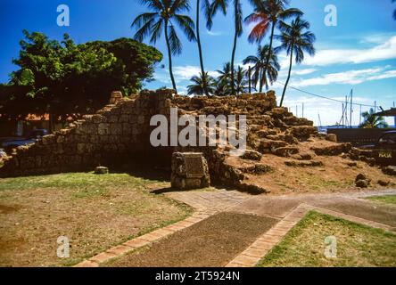 Lahaina, Maui, Hawaii, 2. Juni 1986 - die alte Rutsche der alten Überreste eines Coral Block Fort im Hafen von Lahaina an einem wunderschönen sonnigen Sommertag Stockfoto