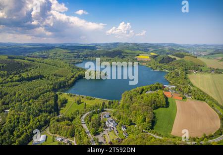 Luftaufnahme, Hennesee-Staudamm, Stausee im Arnsberger Wald, Welcome Hotel Meschede/Hennesee, Berghausen, Meschede, Sauerland, Nordrhein-Westfalen, Stockfoto