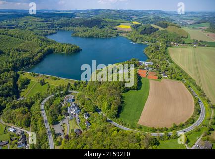 Luftaufnahme, Hennesee-Staudamm, Stausee im Arnsberger Wald, Welcome Hotel Meschede/Hennesee, Berghausen, Meschede, Sauerland, Nordrhein-Westfalen, Stockfoto