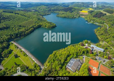 Luftaufnahme, Hennesee-Staudamm, Stausee im Arnsberger Wald, Welcome Hotel Meschede/Hennesee, Berghausen, Meschede, Sauerland, Nordrhein-Westfalen, Stockfoto