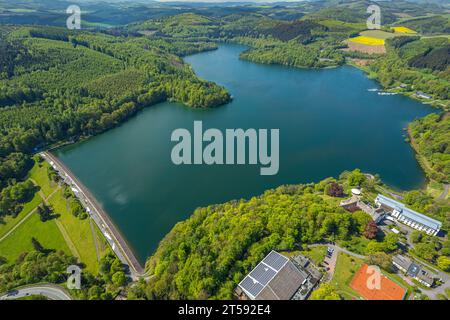 Luftaufnahme, Hennesee-Staudamm, Stausee im Arnsberger Wald, Welcome Hotel Meschede/Hennesee, Berghausen, Meschede, Sauerland, Nordrhein-Westfalen, Stockfoto