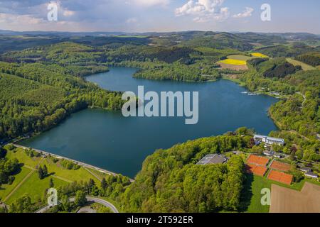 Luftaufnahme, Hennesee-Staudamm, Stausee im Arnsberger Wald, Welcome Hotel Meschede/Hennesee, Berghausen, Meschede, Sauerland, Nordrhein-Westfalen, Stockfoto