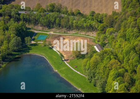 Aus der Vogelperspektive, Hennesee-Staudamm, Stausee im Arnsberger Wald, Baustelle Berghauser Bay und Erdarbeiten am Strand, Berghausen, Meschede, sauer Stockfoto