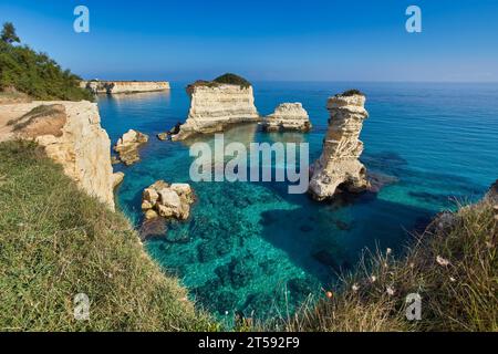 Wunderschöne Meereslandschaft in Apulien. Italien. Torre di Sant Andrea - berühmter Strand mit Felsformationen in der Nähe der Stadt Otranto Stockfoto