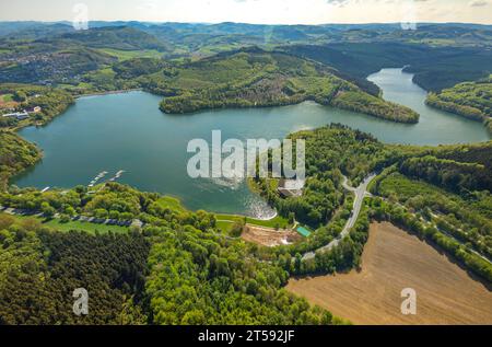 Aus der Vogelperspektive, Hennesee-Staudamm, Stausee im Arnsberger Wald, Baustelle Berghauser Bay und Erdarbeiten am Strand, Berghausen, Meschede, sauer Stockfoto