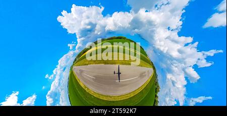 Luftaufnahme, Meschede-Schüren Flugplatz, Schatten eines Flugzeugs, Augenform, Globus, Fischaugenaufnahme, 360-Grad-Aufnahme, Schüren, Meschede, Sauerland, North Rh Stockfoto