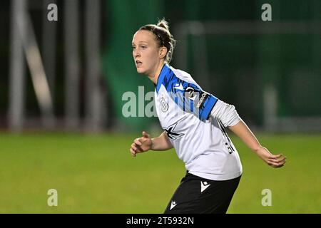 Sint Lambrechts Woluwe, Belgien. November 2023. Celien Guns (10) von Club YLA, dargestellt während eines Frauenfußballspiels zwischen Femina White Star Woluwe und Club YLA am acht Spieltag der Saison 2023 - 2024 der belgischen Lotto Womens Super League, am Freitag, den 3. November 2023 in Sint-Lambrechts-Woluwe, Belgien. Quelle: Sportpix/Alamy Live News Stockfoto