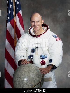 Usa. November 2023. Apollo-Astronaut Thomas Kenneth Mattingly II, bekannt dafür, dass er der Besatzung von Apollo 13 nach einer Explosion, die ihre Mondmission zum Scheitern brachte, geholfen hat, sicher zur Erde zurückzukehren, ist im Alter von acht Jahren gestorben. DATEIFOTO AUFGENOMMEN AM: c. Ende der 1980er Jahre, USA: Offizielles NASA-Porträt des Piloten der Mondlandungsmission Apollo 16 des amerikanischen Astronauten Ken Mattingly in Raumanzügen. (Kreditbild: © NASA/ZUMA Press Wire) NUR REDAKTIONELLE VERWENDUNG! Nicht für kommerzielle ZWECKE! Stockfoto