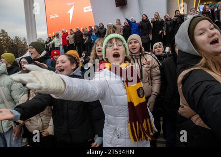 Moskau, Russland. November 2023. Junge Menschen, Mitglieder der Bewegung der Ersten nehmen an einer Probe eines Konzerts Teil, das die Eröffnungsausstellung Russland gewidmet ist, um Russlands wichtigste Errungenschaften in Kultur und Technologie im All-Russia Exhibition Centre (VDNKh) in Moskau-Stadt, Russland, zu demonstrieren. Die Ausstellung beginnt am 4. November und endet am 12. April 2024. Quelle: Nikolay Vinokurov/Alamy Live News Stockfoto