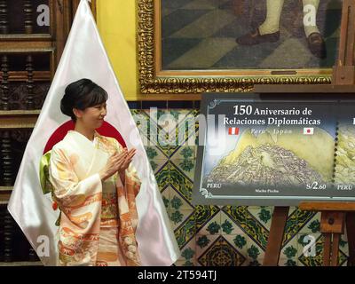 Lima, Peru. November 2023. Ihre kaiserliche Hoheit Prinzessin Kako von Akishino überreichte eine Gedenkmarke zum 150. Jahrestag der Aufnahme diplomatischer Beziehungen zwischen Japan und Peru. Sie ist eine Nichte des Kaisers Naruhito und der zweitälteste Enkel des emeritierten Kaisers Akihito Credit: Fotoholica Press Agency/Alamy Live News Stockfoto