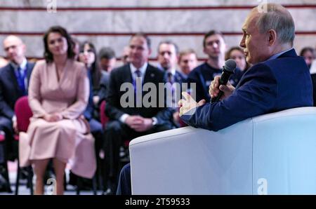 Moskau, Russland. November 2023. Der russische Präsident Wladimir Putin, rechts, beantwortet Fragen von Mitgliedern der achten Bürgerkammer der Russischen Föderation und Leitern regionaler Bürgerkammern im Siegesmuseum, 3. November 2023 in Moskau, Russland. Quelle: Gavriil Grigorov/Kreml Pool/Alamy Live News Stockfoto