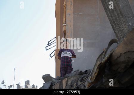 (231103) -- GAZA, 3. November 2023 (Xinhua) -- Ein Junge steht zwischen den Trümmern von Gebäuden, die bei israelischen Luftangriffen in der Stadt Khan Younis im südlichen Gazastreifen am 3. November 2023 zerstört wurden. Mindestens sechs Palästinenser wurden am Freitag getötet, nachdem ein israelisches Kampfflugzeug Krankenwagen vor dem Haupttor des Shifa Medical Complex, dem größten Krankenhaus in Gaza, angegriffen hatte, so das von der Hamas geführte gesundheitsministerium. Der Konflikt zwischen Israel und der Hamas hat laut offiziellen Zahlen beider Seiten mehr als 9.200 Palästinenser in Gaza und mindestens 1.400 Israelis getötet. (Foto: Rizek Abdeljawad/Xinh Stockfoto