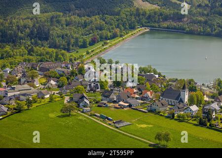 Aus der Vogelperspektive, Sorpe Dam, St.. Anthony's Catholic Church und St. Anthony's Old Langscheid Chapel in Langscheid am Sorpesee, Langscheid, Sundern, Sauerl Stockfoto