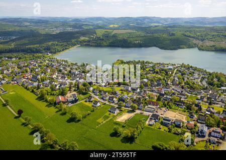 Aus der Vogelperspektive, Sorpe Dam, St.. Anthony's Catholic Church und St. Anthony's Old Langscheid Chapel in Langscheid am Sorpesee, Langscheid, Sundern, Sauerl Stockfoto