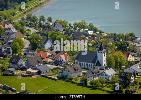 Aus der Vogelperspektive, St.. Anthony's Catholic Church und St. Anthony's Old Langscheid Chapel in Langscheid am Sorpesee, Langscheid, Sundern, Sauerland, Nord Rh Stockfoto