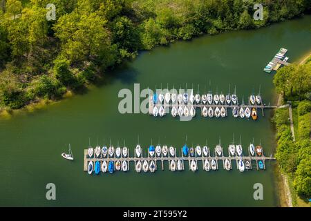 Aus der Vogelperspektive, Segelboote an einer Anlegestelle am Sorpsee, Langscheid, Sundern, Sauerland, Nordrhein-Westfalen, Deutschland, Jetty, DE, Europa, Luftbild, Stockfoto