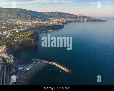 Atemberaubender Sommerblick von der fliegenden Drohne von Meta, Comune in der Metropolitan City von Neapel, Region Kampanien, Italien, Europa. Wundervolle Meereslandschaft der Medite Stockfoto