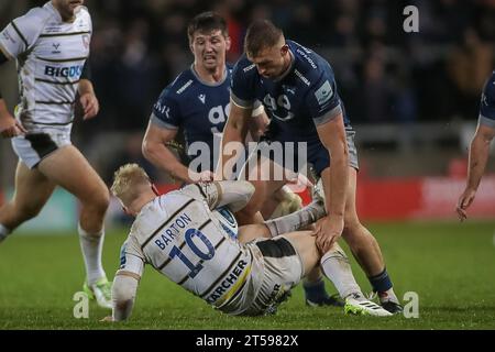 Manchester, Großbritannien. November 2023. Gloucesters George Barton wird von Sales Arron Reed *** während des Gallagher Premiership Rugby-Spiels zwischen Sale Sharks und Gloucester im AJ Bell Stadium, Manchester, UK, am 3. November 2023 angegriffen. Foto von Simon Hall. Nur redaktionelle Verwendung, Lizenz für kommerzielle Nutzung erforderlich. Keine Verwendung bei Wetten, Spielen oder Publikationen eines einzelnen Clubs/einer Liga/eines Spielers. Quelle: UK Sports Pics Ltd/Alamy Live News Stockfoto