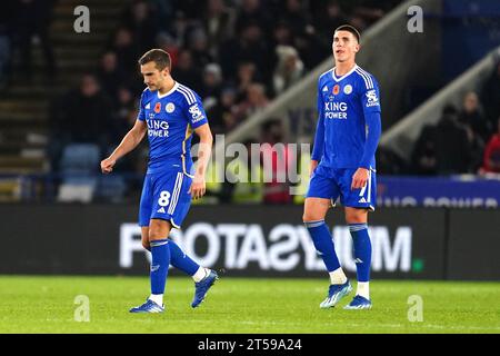 Harry Winks (links) von Leicester City und Teamkollege Cesare Casadei sehen während des Sky Bet Championship Matches im King Power Stadium in Leicester niedergeschlagen aus. Bilddatum: Freitag, 3. November 2023. Stockfoto