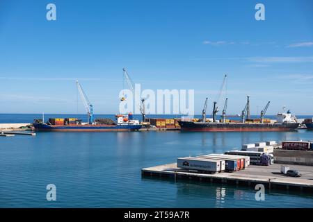 Frachthafen von Bari am 22. Oktober 2023. ITALIEN - HAFEN - VERSANDGUTSCHRIFT: Imago/Alamy Live News Stockfoto