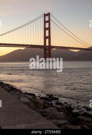 Fangen Sie die faszinierende Schönheit der Golden Gate Bridge ein, ein technisches Wunderwerk an der San Francisco Bay. Genießen Sie den bezaubernden Reiz dieses B Stockfoto