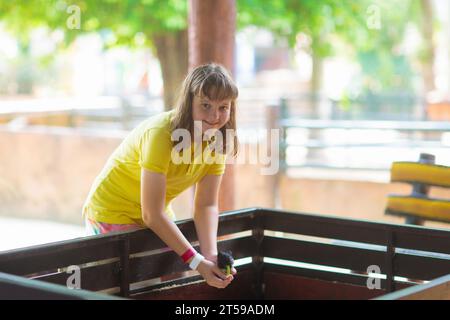 Kinder füttern Tiere im Streichelzoo. Tagesausflug mit der Familie zum Safaripark. Kind beobachtet Tiere auf der Landfarm. Freundschaft und Liebe. Tierpflege. Stockfoto