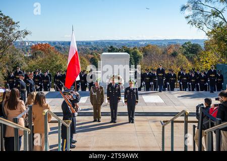 Arlington, Vereinigte Staaten Von Amerika. November 2023. Arlington, Vereinigte Staaten von Amerika. November 2023. Chef des Generalstabs der polnischen Streitkräfte, Generalleutnant Wieslaw Kukula, links, Stabschef der US-Armee, Generalleutnant Randy George, Mitte, und der Sonderassistent des Direktors des Armeestabs, Generalmajor Anthony Hale, nehmen an einer Kranzniederlegung der Streitkräfte Teil, die am 2. November 2023 in Arlington, Virginia, USA, am Grab des unbekannten Soldaten stattfindet. Kredit: Henry Villarama/USA Army/Alamy Live News Stockfoto