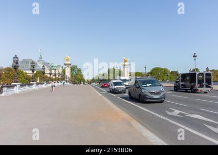 Straßenverkehr über die Brücke Pont Alexandre III, 8. Arrondissement, Paris, Île-de-France, Frankreich Stockfoto