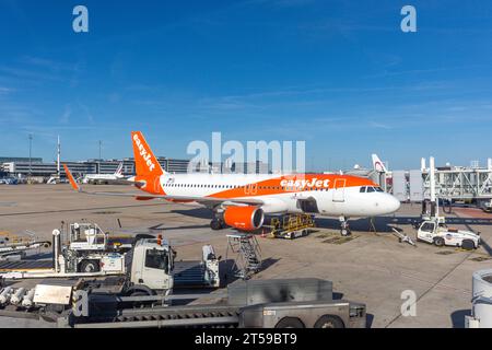 Flugzeuge des EasyJet Airbus A320 am Flughafen Paris Charles de Gaulle (Aéroport de Paris-Charles-de-Gaulle), Roissy-en-France, Île-de-France, Frankreich Stockfoto