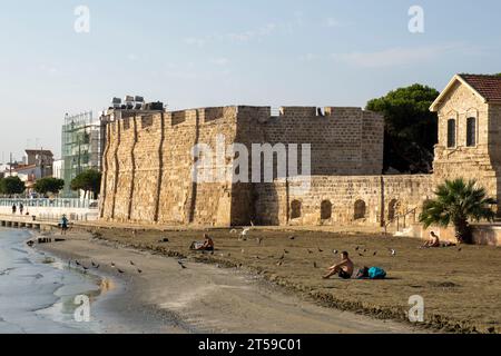 Schloss Larnaca und Strand von finikoudes, Larnaca, Zypern. Stockfoto