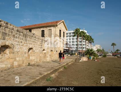 Schloss Larnaca und Strand von finikoudes, Larnaca, Zypern. Stockfoto