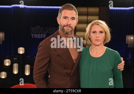 Das Moderatorenteam Micky Beisenherz und Susan Link, l-r, in der WDR Talkshow Kölner Treff *** das Team der Moderatoren Micky Beisenherz und Susan Link, l r, in der WDR Talkshow Kölner Treff Credit: Imago/Alamy Live News Stockfoto