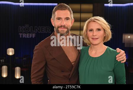 Das Moderatorenteam Micky Beisenherz und Susan Link, l-r, in der WDR Talkshow Kölner Treff *** das Team der Moderatoren Micky Beisenherz und Susan Link, l r, in der WDR Talkshow Kölner Treff Credit: Imago/Alamy Live News Stockfoto