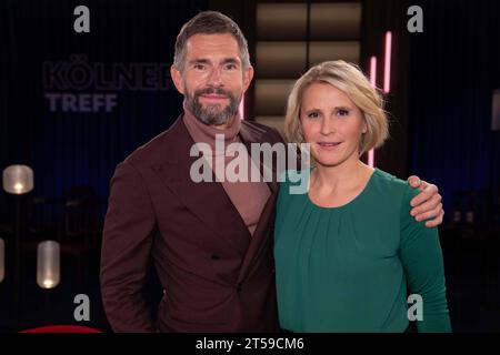 Micky BEISENHERZ, Moderatorin, Susan LINK, Moderatorin, Gastgeber der Sendung, Koelner Treff, im WDR Fernsehen, 03.11.2023. *** Micky BEISENHERZ, Moderatorin, Susan LINK, Moderatorin, Moderatorin der Sendung, Koelner Treff, im WDR-Fernsehen, 03 11 2023 Credit: Imago/Alamy Live News Stockfoto