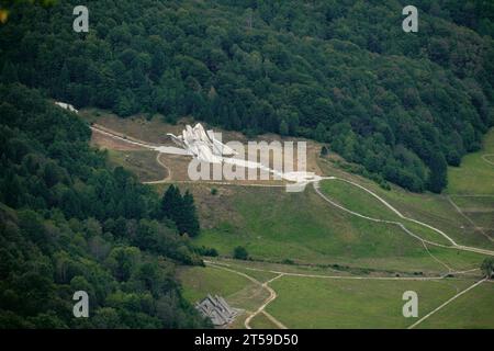 Überblick Denkmal für die Schlacht am Sutjeska im „Tal der Helden“, Tjentiste, Sutjeska Nationalpark, Bosnien und Herzegowina Stockfoto