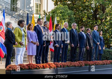 Washington, Usa. November 2023. US-Präsident Joe Biden, Center, posiert zusammen mit den Führungspersönlichkeiten auf dem ersten Americas Partnership for Economic Prosperity Leaders Summit am Südportiko des Weißen Hauses, 3. November 2023 in Washington, DC, links nach rechts: die mexikanische Außenministerin Alicia Barcena, die Premierministerin von Barbados Mia Mottley, die Präsidentin von Peru Dina Boluarte, der Präsident von Costa Rica Rodrigo Chaves Robles, der Präsident von Ecuador Guillermo Lasso, der Präsident von Uruguay Luis Lacalle Pou, der US-Präsident Joe Biden, der Präsident der Dominikanischen Republik Luis Abinader, der chilenische Präsident Gabr Stockfoto