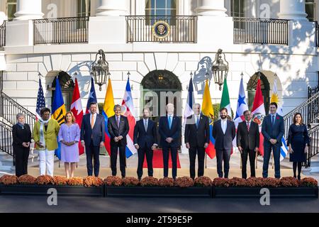 Washington, Usa. November 2023. US-Präsident Joe Biden, Center, posiert zusammen mit den Führungspersönlichkeiten auf dem ersten Americas Partnership for Economic Prosperity Leaders Summit am Südportiko des Weißen Hauses, 3. November 2023 in Washington, DC, links nach rechts: die mexikanische Außenministerin Alicia Barcena, die Premierministerin von Barbados Mia Mottley, die Präsidentin von Peru Dina Boluarte, der Präsident von Costa Rica Rodrigo Chaves Robles, der Präsident von Ecuador Guillermo Lasso, der Präsident von Uruguay Luis Lacalle Pou, der US-Präsident Joe Biden, der Präsident der Dominikanischen Republik Luis Abinader, der chilenische Präsident Gabr Stockfoto