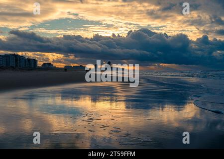 Strand Oostende bei Sonnenuntergang mit Sturmwolken, Westflandern, Belgien. Stockfoto