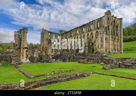 Die Ruinen der Kirche in der Rievaulx Abbey, Rievaulx, bei Helmsley, im North York Moors National Park, North Yorkshire, England Stockfoto