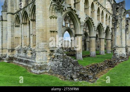 Ruinen der Rievaulx Abbey, Rievaulx, nahe Helmsley, im North York Moors National Park, North Yorkshire, England, Großbritannien Stockfoto