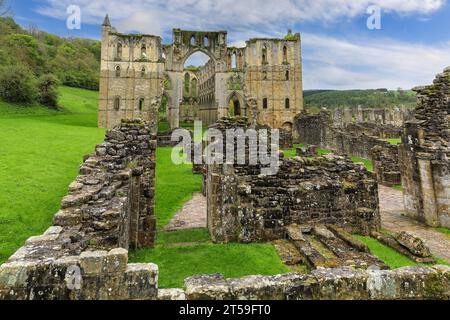 Die Ruinen der Kirche in der Rievaulx Abbey, Rievaulx, bei Helmsley, im North York Moors National Park, North Yorkshire, England Stockfoto