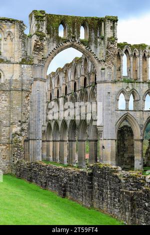 Ruinen der Rievaulx Abbey, Rievaulx, nahe Helmsley, im North York Moors National Park, North Yorkshire, England, Großbritannien Stockfoto