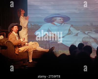 Brocken, Deutschland. November 2023. Johann Wolfgang von Goethe Schauspieler Martin Constantin sitzt vor einer LED-Wand in einer Szene aus Goethes Faust. Nach einer vierjährigen Pause fand am Brocken die Premiere von „Faust on the Brocken – Rock Theater based on Goethe“ statt. Weitere Aufführungen sind an Wochenenden bis 19.11 geplant. Die Gäste werden von Wernigerode zum Brocken mit dem von der Harzer Schmalspurbahnen GmbH betriebenen Mephisto Express transportiert. Quelle: Matthias Bein/dpa/Alamy Live News Stockfoto