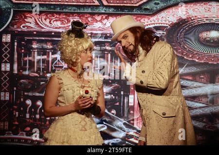 Brocken, Deutschland. November 2023. Faust-Schauspieler Christian Venske steht neben Gretchen-Schauspielerin Anika Bollmann in einer Szene. Nach einer vierjährigen Pause fand am Brocken die Premiere von „Faust on the Brocken – Rock Theater based on Goethe“ statt. Weitere Aufführungen sind an Wochenenden bis 19.11 geplant. Die Gäste werden von Wernigerode zum Brocken mit dem von der Harzer Schmalspurbahnen GmbH betriebenen Mephisto Express transportiert. Quelle: Matthias Bein/dpa/Alamy Live News Stockfoto