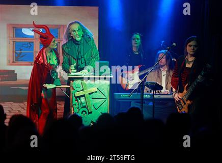 Brocken, Deutschland. November 2023. Die Mephista-Schauspielerin Jessica Fendler steht neben dem Faust-Schauspieler Christian Venske in einer Szene aus Goethes Faust. Nach einer vierjährigen Pause fand am Brocken die Premiere von „Faust on the Brocken – Rock Theater based on Goethe“ statt. Weitere Aufführungen sind an Wochenenden bis 19.11 geplant. Die Gäste werden von Wernigerode zum Brocken mit dem von der Harzer Schmalspurbahnen GmbH betriebenen Mephisto Express transportiert. Quelle: Matthias Bein/dpa/Alamy Live News Stockfoto